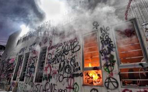 “FEMINISTAS” INCENDIAN INSTALACIONES DE FISCALÍA DE QUERÉTARO