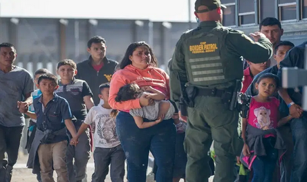 NO HAY EVIDENCIA DE QUE MIGRANTES PROPAGUEN EL COVID: GOBERNADOR DE TEXAS