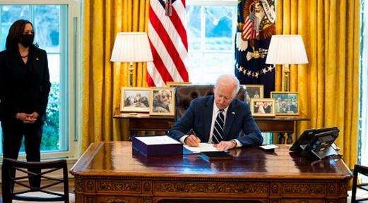 BIDEN FIRMA PLAN DE RESCATE ECONÓMICO DE 1.9 BILLONES DE DÓLARES POR COVID