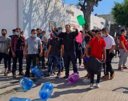 PROTESTAN MIGRANTES POR MALA COMIDA EN ESTACIÓN MIGRATORIA DE CHIAPAS