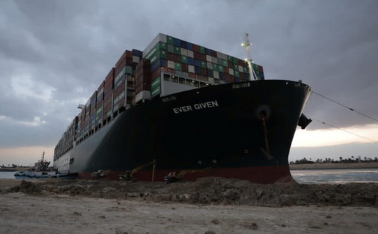 PROSIGUEN MANIOBRAS PARA RETIRAR BUQUE VARADO EN CANAL DE SUEZ