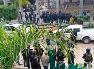 POBLADORES DE OAXACA RETIENEN A 50 ELEMENTOS DE LA GUARDIA NACIONAL, FISCALÍA Y POLICÍA ESTATAL