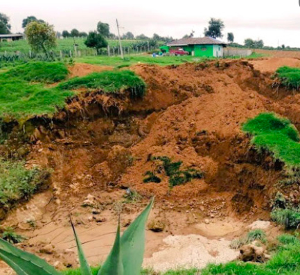 EXCAVAN PARA CISTERNA Y SE FORMA NUEVO SOCAVÓN EN PUEBLA, AFECTA CAMINO Y CASA