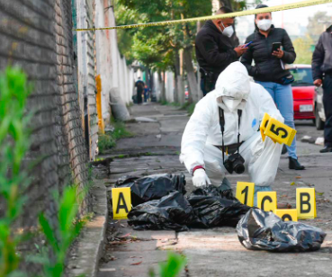 ABANDONAN RESTOS HUMANOS FRENTE AL PENAL DE BARRIENTOS, EDOMEX