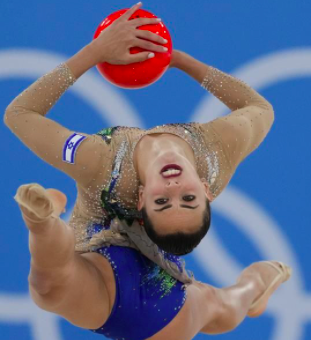 LA ISRAELÍ LINOY ASHRAM GANA ORO Y ROMPE EL DOMINIO RUSO EN GIMNASIA RÍTMICA