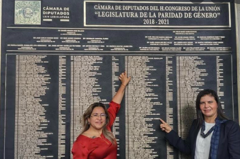 DIPUTADOS DEVELAN PLACA ALUSIVA A LA “LEGISLATURA DE LA PARIDAD DE GÉNERO”