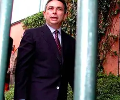 GIRAN ORDEN DE APREHENSIÓN CONTRA EL EX BANQUERO CARLOS CABAL PENICHE