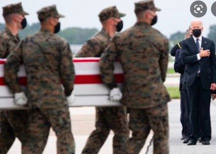 JOE BIDEN SE REÚNE CON FAMILIAS DE 13 SOLDADOS DE EU MUERTOS EN KABUL