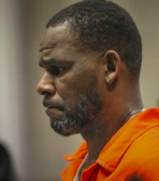 HOMBRE RELATA QUE R. KELLY LE HIZO SEXO ORAL EN CONTRA DE SU VOLUNTAD CUANDO TENÍA 17 AÑOS