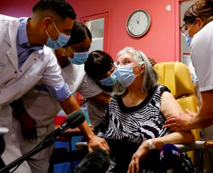 ESPAÑA YA VACUNÓ CONTRA COVID AL 70% DE SU POBLACIÓN