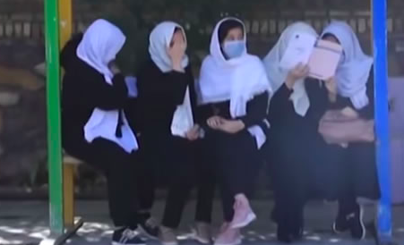 EL RÉGIMEN TALIBÁN EXIGE QUE MUJERES AFGANAS SE CUBRAN EL ROSTRO PARA ENTRAR A LA UNIVERSIDAD