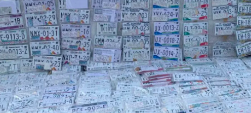 DECOMISAN EN CDMX 5 MIL PLACAS DE AUTOS FALSAS DE TODOS LOS ESTADOS DEL PAÍS