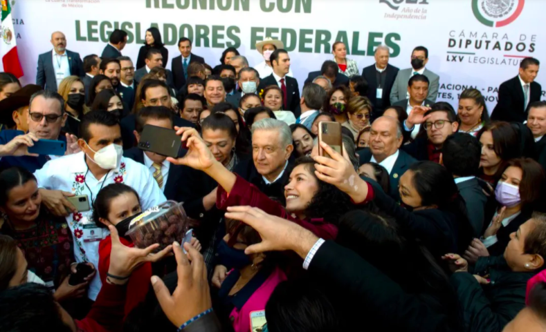 Diputadas y diputados se toman selfie con AMLO
