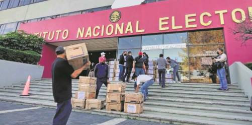 Cierra INE recepción de firmas a revocación de mandato