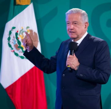 Gastan 1.5 millones de pesos en nuevas banderas para Presidencia
