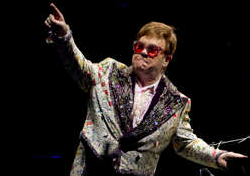 ELTON JOHN DA POSITIVO A COVID-19 Y POSPONE DOS CONCIERTOS EN EU