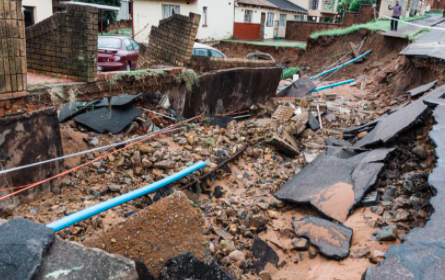 MUEREN MÁS DE 300 SUDAFRICANOS POR INUNDACIONES