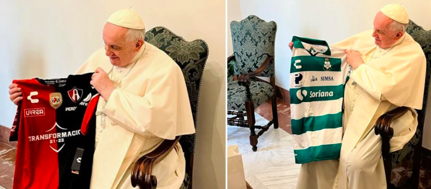 EL PAPA FRANCISCO LUCE LAS PLAYERAS DE ATLAS Y SANTOS