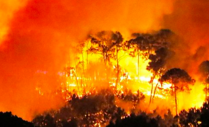 ALARMA EN MICHOACÁN POR INCENDIO FORESTAL EN URUAPAN; HUBO 50 EN EL PAÍS