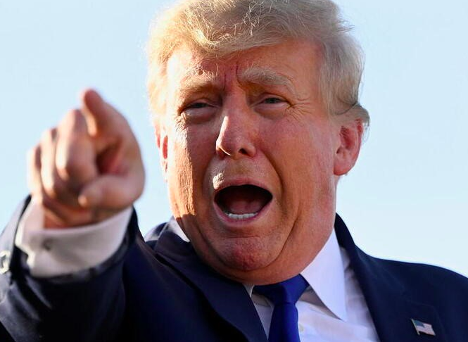 DECLARAN EN DESACATO JUDICIAL AL EX PRESIDENTE DONALD TRUMP