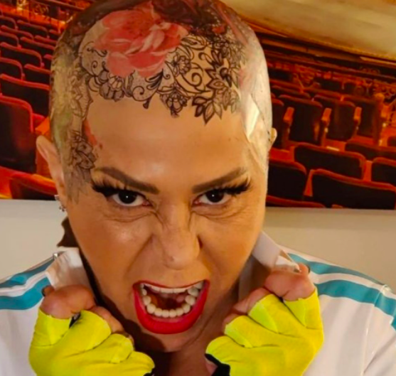 ALEJANDRA GUZMÁN MUESTRA SU CAMBIO DE LOOK, LUCE LA CABEZA RAPADA Y TATUADA