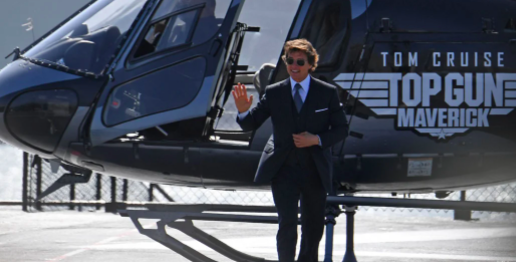 TOM CRUISE LLEGA A LA PREMIER DE «TOP GUN MAVERICK» PILOTANDO UN HELICÓPTERO