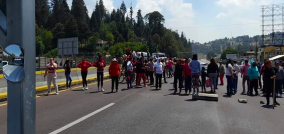 BLOQUEAN LA AUTOPISTA MÉXICO-PUEBLA POR LA DESAPARICIÓN DE UNA PERSONA