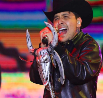 CHRISTIAN NODAL DESATA RUMORES; BAJA DE AVIÓN DE LA MANO DE MISTERIOSA MUJER