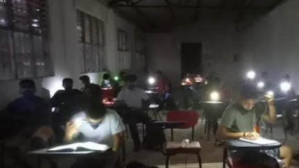 ALUMNOS DE OAXACA TOMAN CLASES CON LINTERNA DE SU CELULAR ANTE FALTA DE LUZ