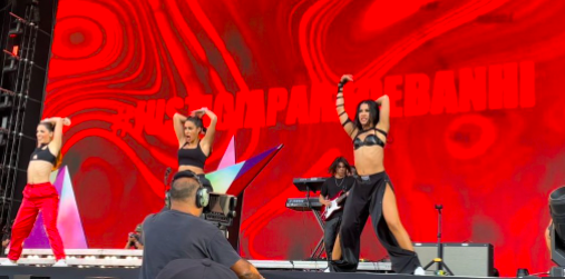 DANNA PAOLA PIDE «JUSTICIA PARA DEBANHI» EN SU PRESENTACIÓN DEL TECATE EMBLEMA