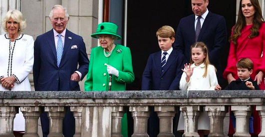 ISABEL II APARECE DE SORPRESA PARA CLAUSURAR FESTEJOS DEL JUBILEO DE PLATINO