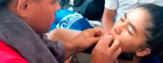 MIGRANTES SE COSEN LOS LABIOS EN PROTESTA CONTRA LÍNEA DE AUTOBUSES EN NL￼￼