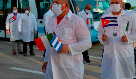 LLEGAN LOS PRIMEROS MÉDICOS CUBANOS A MÉXICO TRAS ACUERDO CON LA HABANA￼