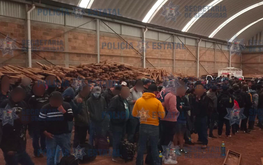 HALLAN A 225 MIGRANTES EN BODEGA DEL ESTADO DE MÉXICO; DETIENEN A DOS POLLEROS
