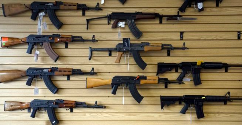 Cámara de Representantes de EUA aprueba prohibición de armas de asalto