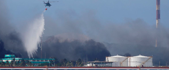CUBA SIGUE LUCHANDO CONTRA INCENDIO PETROLERO; MÉXICO ENVÍA MÁS AYUDA