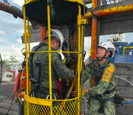 Militares ingresan a pozo de mina siniestrada en Coahuila, pero solo retiran escombro