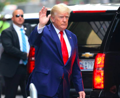 DONALD TRUMP DENUNCIA QUE EL FBI LE ROBÓ 3 PASAPORTES DURANTE CATEO EN PROPIEDAD