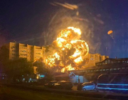 CAZABOMBARDERO RUSO SE ESTRELLA EN ZONA RESIDENCIAL CERCA DE UCRANIA
