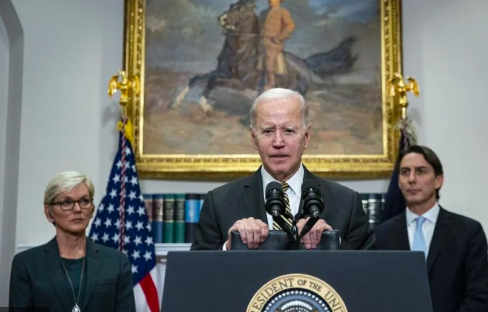 JOE BIDEN PIDE A PETROLEROS BAJAR PRECIOS DE LA GASOLINA Y DEJEN DE ESPECULAR CON LA GUERRA