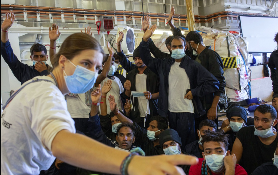 CENTENARES DE MIGRANTES PERMANECEN VARADOS FRENTE A ITALIA