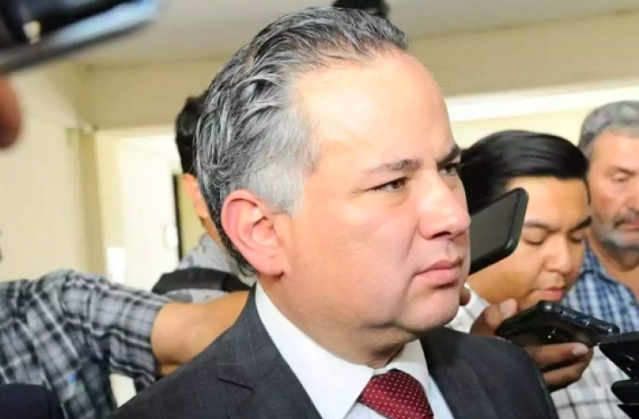 García Cabeza de Vaca es un prófugo de la justicia, dice Santiago Nieto