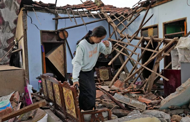 SISMO DE 5.6 EN INDONESIA DEJA AL MENOS 162 MUERTOS