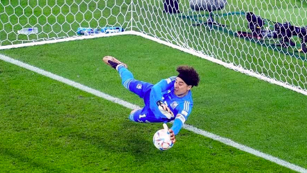 MEMO OCHOA EVITA DERROTA DE MÉXICO ANTE POLONIA; DETIENE PENAL A LEWANDOWSKI