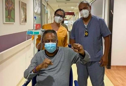 PELÉ ES HOSPITALIZADO DE EMERGENCIA; PRESENTA «HINCHAZÓN GENERAL»
