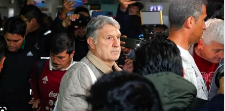 ENTRE EMPUJONES Y AGRAVIOS, TATA MARTINO Y JUGADORES ARRIBAN A CDMX