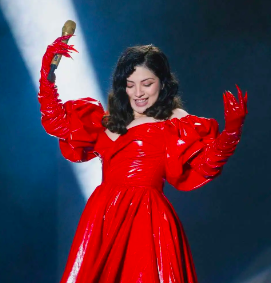 MON LAFERTE CELEBRA QUE YA ES MEXICANA CANTANDO CON BELINDA, CARIN LEÓN Y GLORIA TRE