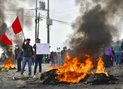 CRECEN PROTESTAS EN PERÚ; MANIFESTANTES ‘TOMAN’ AEROPUERTO DE AREQUIPA