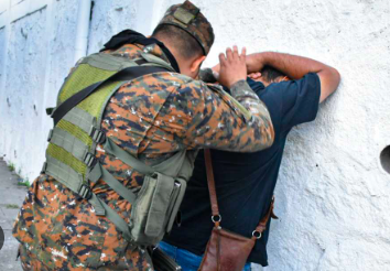 EN EL SALVADOR, SUMAN MÁS DE 60 MIL DETENIDOS EN GUERRA CONTRA LAS PANDILLAS