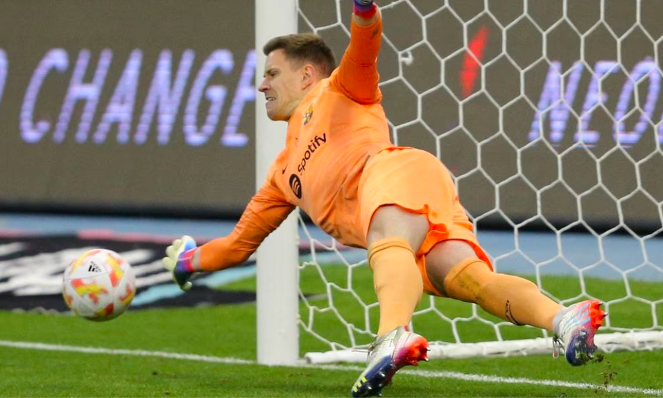 Ter Stegen sostiene al Barcelona ante el Betis